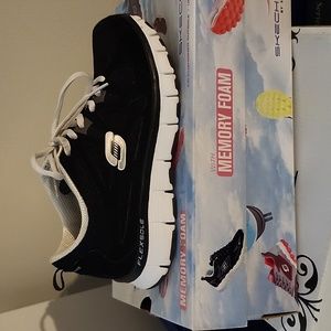 New Skechers black sneakers